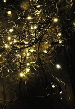 Yılbaşı arkaplanının odak noktasından çıkarılmış hali. Altın Noel ışığı. 