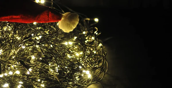 Vánoční Slavnostní Pozadí Světly Stuhami Santa Klobouk — Stock fotografie