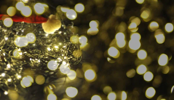 Fondo Festivo Navidad Con Luces Cintas Sombrero Santa —  Fotos de Stock