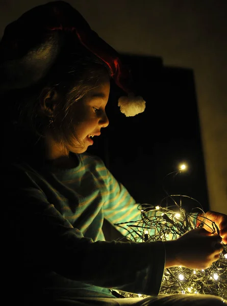 Natal Fundo Festivo Com Luzes Fitas Chapéu Santa — Fotografia de Stock