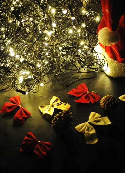 Fondo Festivo Navidad Con Luces Cintas Sombrero Santa —  Fotos de Stock