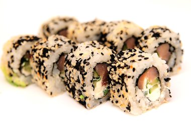 Sushi beyaz bir arkaplanda izole edilmiş.