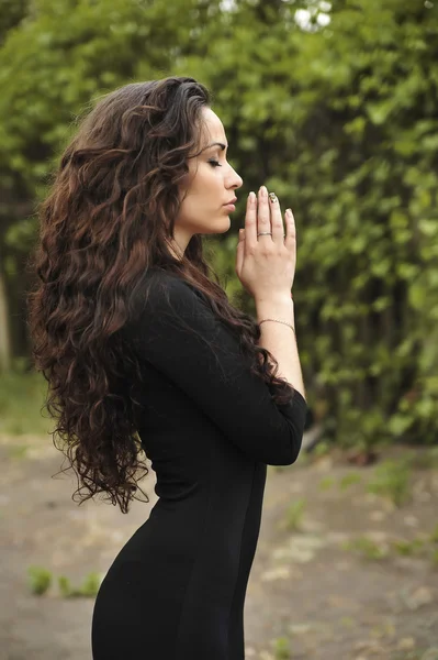 Портрет красивой девушки в молитве — стоковое фото