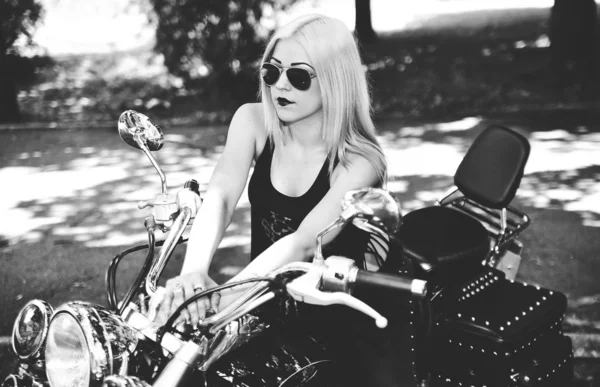 女性とバイクの定型化された写真 — ストック写真