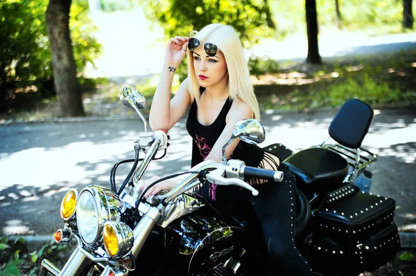 女とバイクの写真 — ストック写真