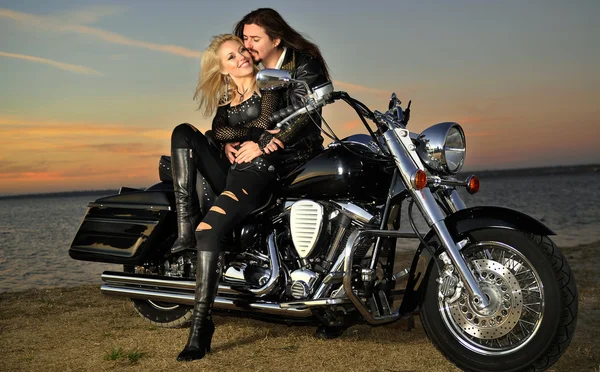 Casal em uma bicicleta — Fotografia de Stock