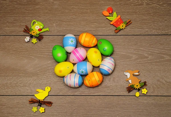 复活节彩蛋和装饰上木制背景 — 图库照片