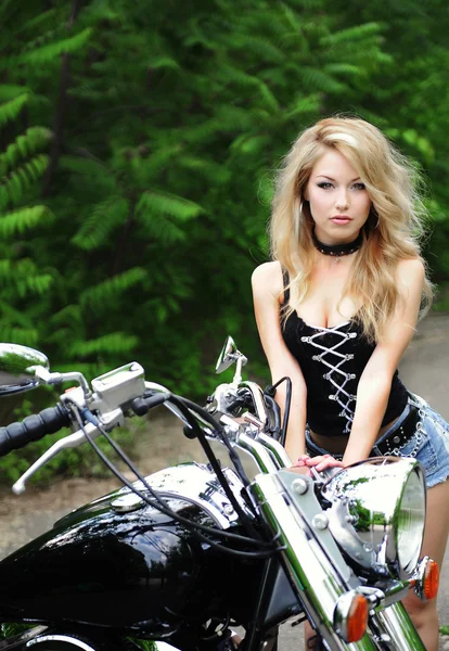 Молодая красивая женщина и велосипед — стоковое фото