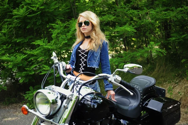 若い美しい女性とバイク — ストック写真