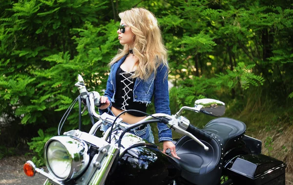 Young beautiful woman and bike — Stock Photo, Image