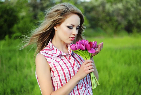 Portrait de jeune femme avec une fleur — Photo