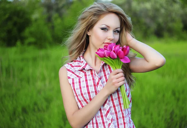 Portrait de jeune femme avec une fleur — Photo