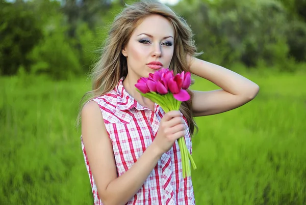 Portrait de jeune femme avec une fleur — Photo