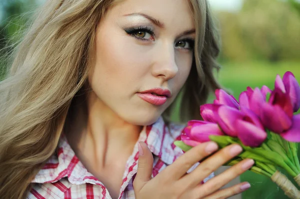 Portrait de jeune femme avec une fleur — Photo