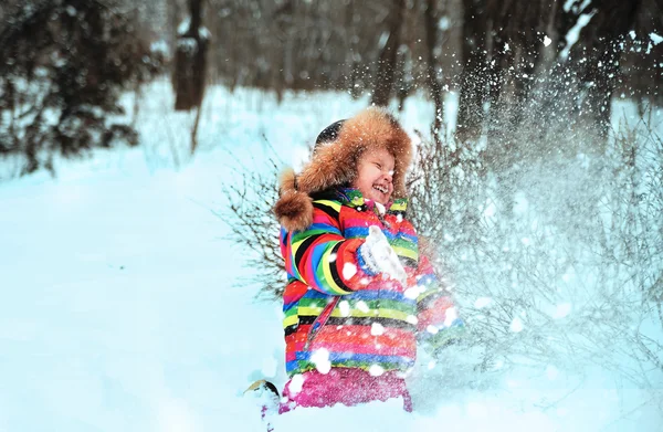 Carino bambina gode la neve — Foto Stock