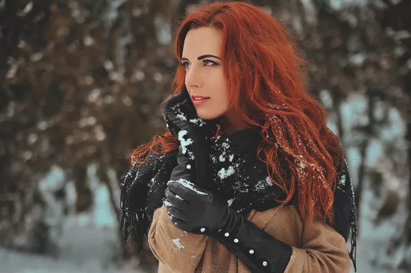 Joven mujer disfruta de la nieve —  Fotos de Stock
