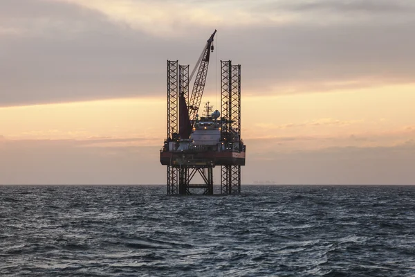 Oil platform at sunset — Stock Photo, Image