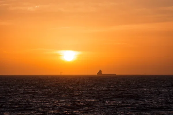 Destek gemisi günbatımında — Stok fotoğraf