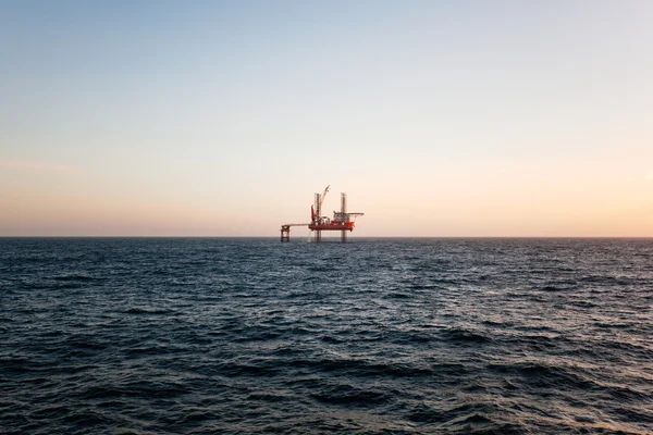 Plataforma petrolífera al atardecer — Foto de Stock