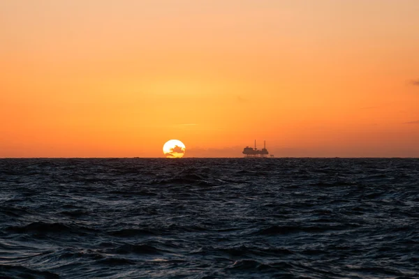 Gün batımında petrol platformu — Stok fotoğraf