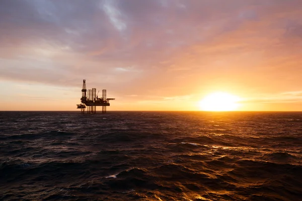 石油平台在日落时 图库图片