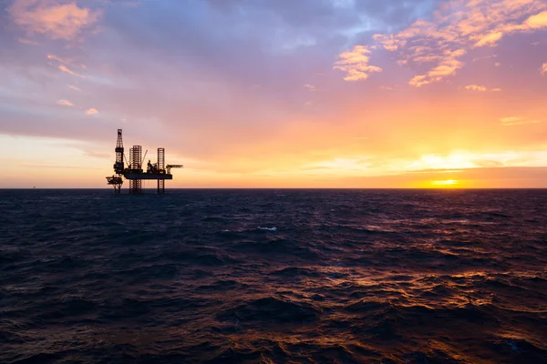 Piattaforma petrolifera al tramonto Immagini Stock Royalty Free