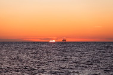 Gün batımında petrol platformu