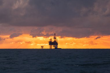 Gün batımında petrol platformu