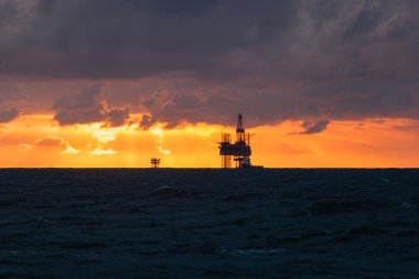Gün batımında petrol platformu
