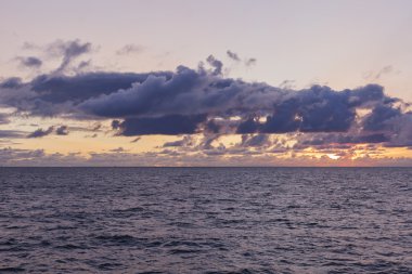Denizin üzerinde gün batımı