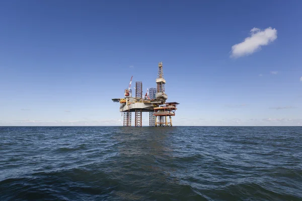 Plataforma de petróleo durante o dia — Fotografia de Stock