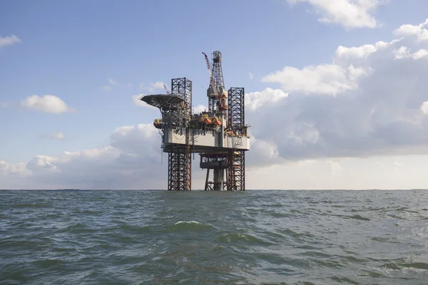 Plataforma de petróleo durante o dia — Fotografia de Stock