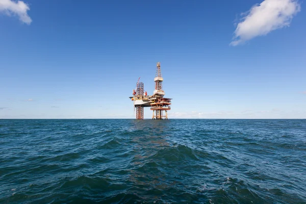 Plataforma de petróleo durante o dia — Fotografia de Stock