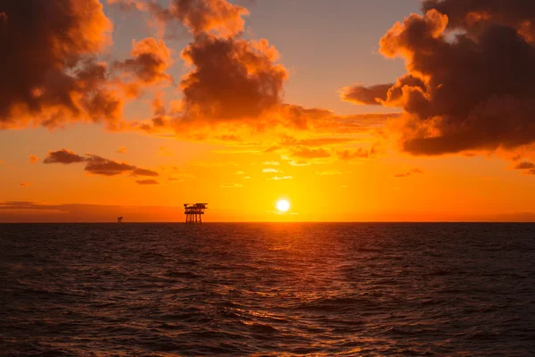 Ölplattform bei Sonnenuntergang — Stockfoto