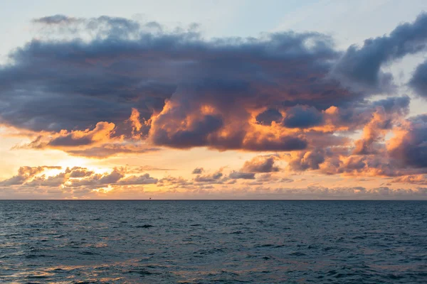 Denizin üzerinde gün batımı — Stok fotoğraf