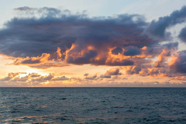 Puesta de sol sobre el mar — Foto de Stock