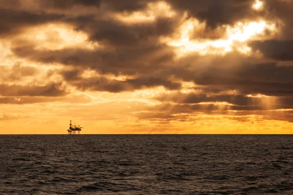 Plataforma petrolífera al atardecer — Foto de Stock