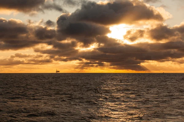 Plataforma petrolífera al atardecer —  Fotos de Stock