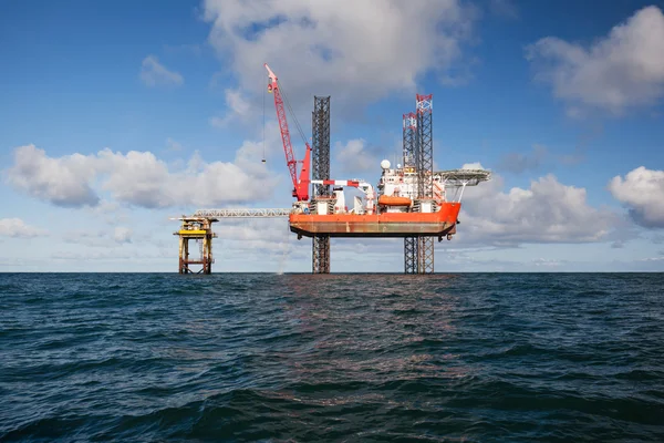 Plataforma de petróleo durante o dia — Fotografia de Stock