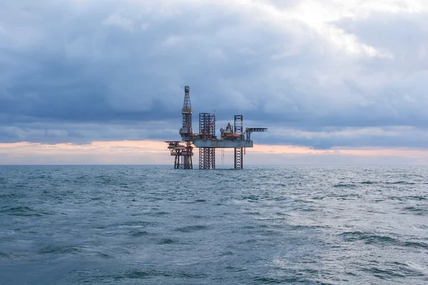 Plataforma de petróleo durante o dia — Fotografia de Stock