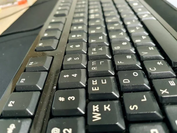黑键盘 一种计算机输入工具 — 图库照片