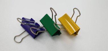 Belgeleri birbirine bağlayan çift klip