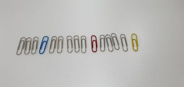 Kağıdı bir arada tutan mandallar.