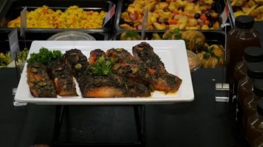 Yiyecekler. Süpermarkette bir sürü yiyecek var. Tabakta kırmızı balık ve bir sürü farklı salata var. Süpermarket vitrini. 4K 'da çekilmiş.