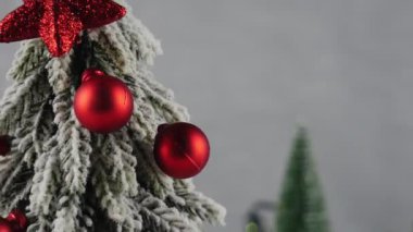 Noel dekorasyonu geçmişi. Noel ruhu ve ruh hali yayılıyor. Yeşil ağaç kırmızı toplarla süslenmiş..
