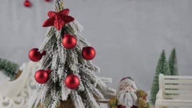 Noel dekorasyonu geçmişi. Noel ruhu ve ruh hali yayılıyor. Yeşil ağaç kırmızı toplarla süslenmiş..