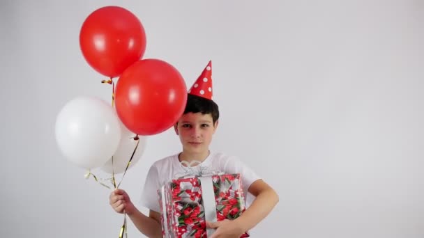 Wesoły Chłopiec Czerwono Białymi Balonami Wesołych Urodzinach Kapelusz Prezent Rękach — Wideo stockowe