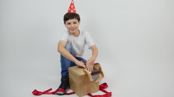 Mały Chłopiec Otwiera Pudełko Maochik Rozwiązuje Łuk Dla Prezentu Zaskoczony — Wideo stockowe