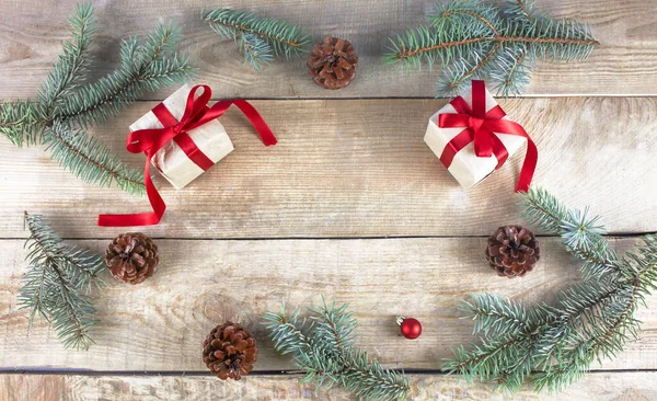 Noel şenliği geçmişi. Şenlikli noeller. Kırmızı kurdeleli hediyeler, kırmızı balonlar ve koniler. Noel dalları. Kopyalama alanı