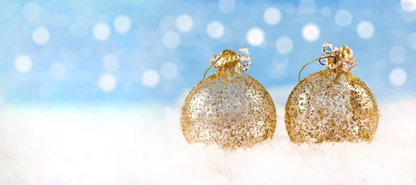 Yassı Noel. Noel arkaplanı şenliği. Yeni yıl ve Noel. Noel kartı geçmişi. Karda Noel altın topları. Hediye. Pankart